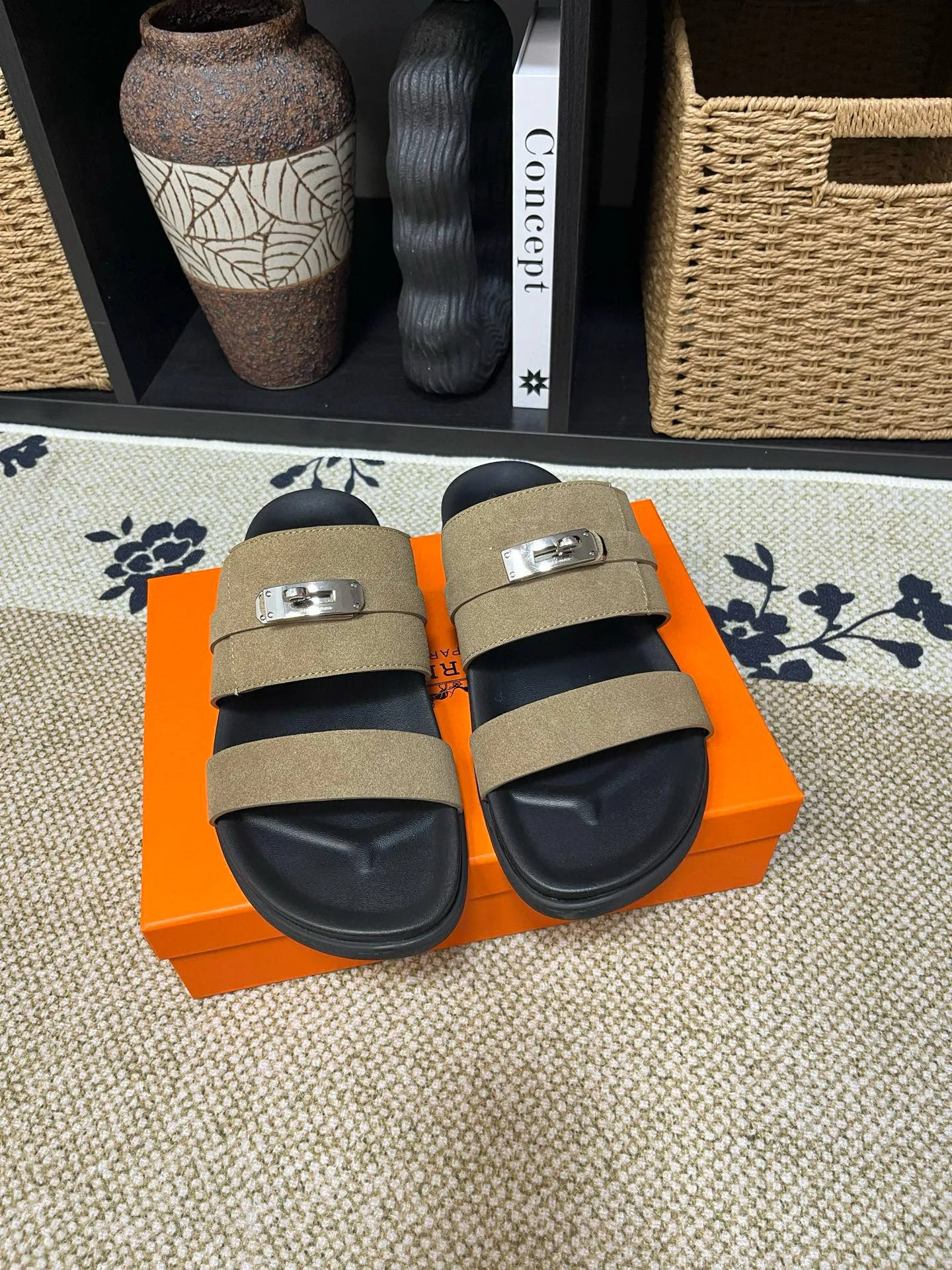 P300 Long-term stock Hermes men’s Kazimir slippers for couples - top quality woven calfskin functional sandals with intertwined uppers inspired by the “H” iconic pattern to create a casual look, perfect for summer. Imported cowhide + cowhide lining + TUP outsole Size: 35-46